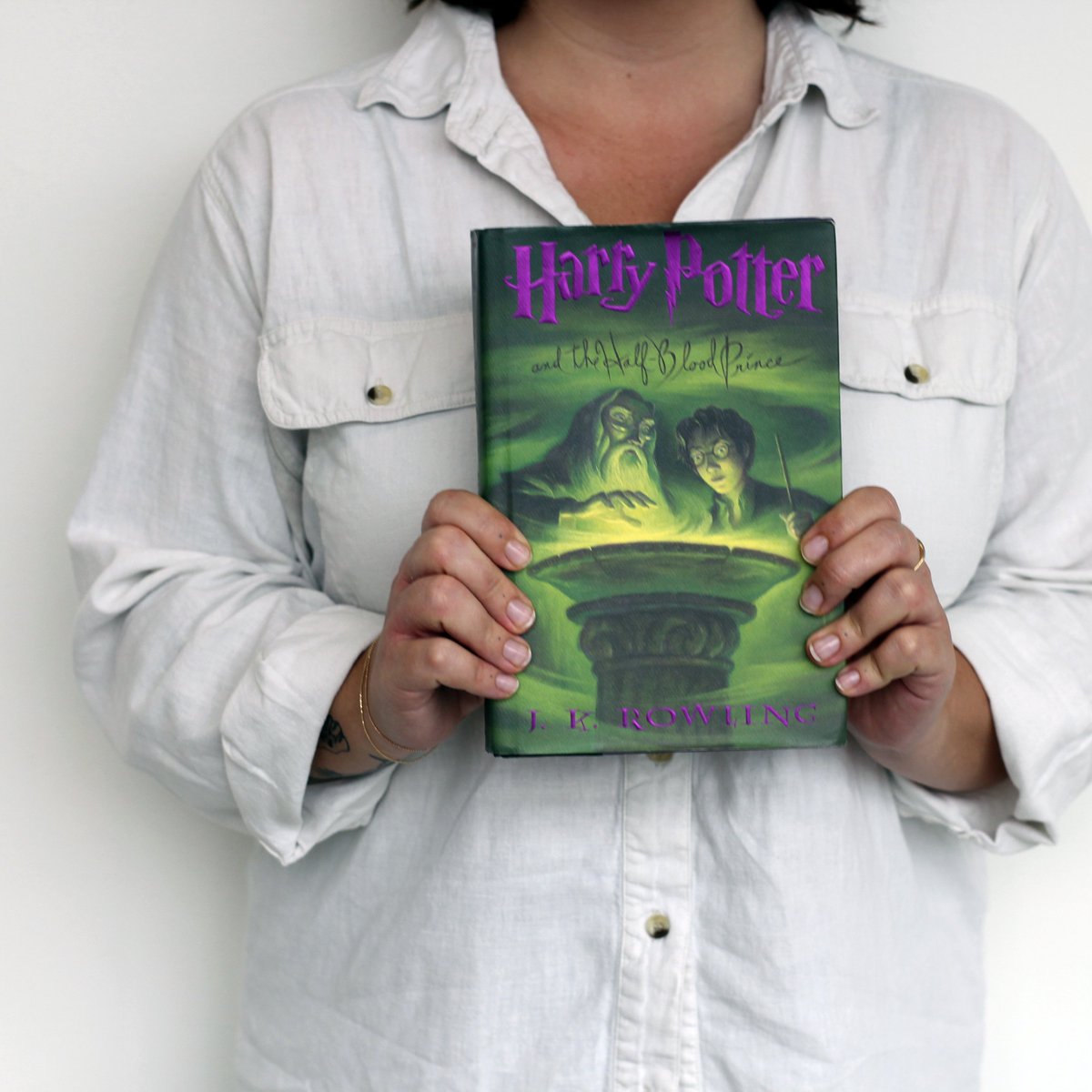 pilotfiber's tweet photo. Happy International Book Lovers Day! The Pilot crew celebrated by sharing some of our favorite reads. Reading knowledge is power from marketing tips, to start-up stories, to casting spells.
#LifeAtPilot #InternationalBookLoversDay 📚🧙💙 https://t.co/JdZI8KYwjG