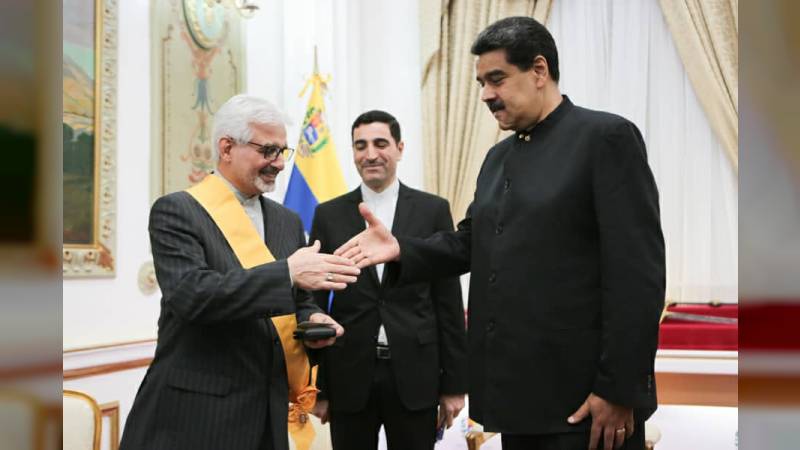 Maduro condecoró al embajador saliente de Irán con la Orden Francisco de Miranda mazo4f.com/203249  youtu.be/RbbuG3NRbPw #TrumpVetePalCarajo