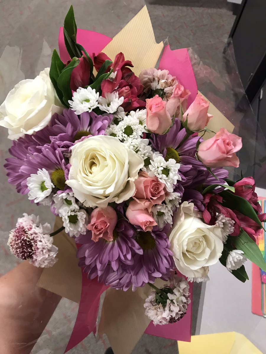 Shout out to my style team at #T2254 for the flowers on my last day!! Special thank you to our VM <a href="/NicoleT2254/">Nicole Krengielski</a> for making this happen 🎯♥️