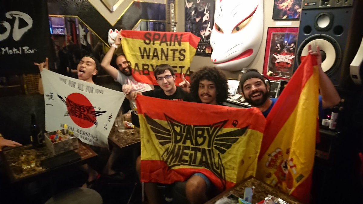 ChiyoMetal's tweet photo. 今夜もスペインから4名ご来店。あれ、国旗のあるところには必ずいる日本人も。。。 https://t.co/zfWoYBgUPP