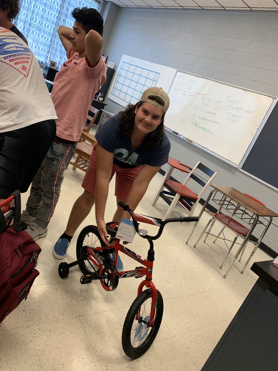 KatrinaStarcher's tweet photo. #comnection #community #srhs #classof2022 @SeminarSurratt https://t.co/IHXk96jOLK
