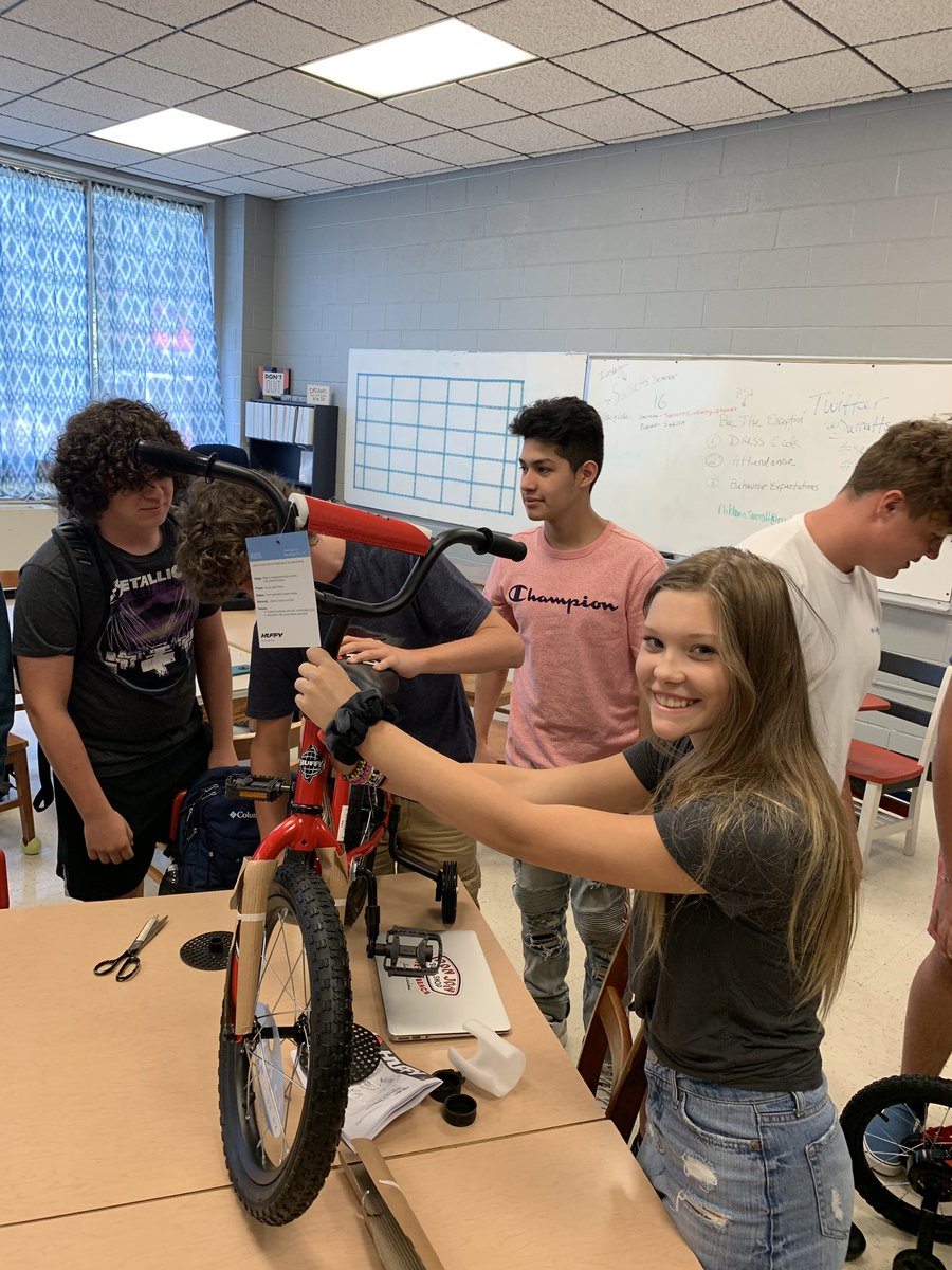 KatrinaStarcher's tweet photo. #comnection #community #srhs #classof2022 @SeminarSurratt https://t.co/IHXk96jOLK