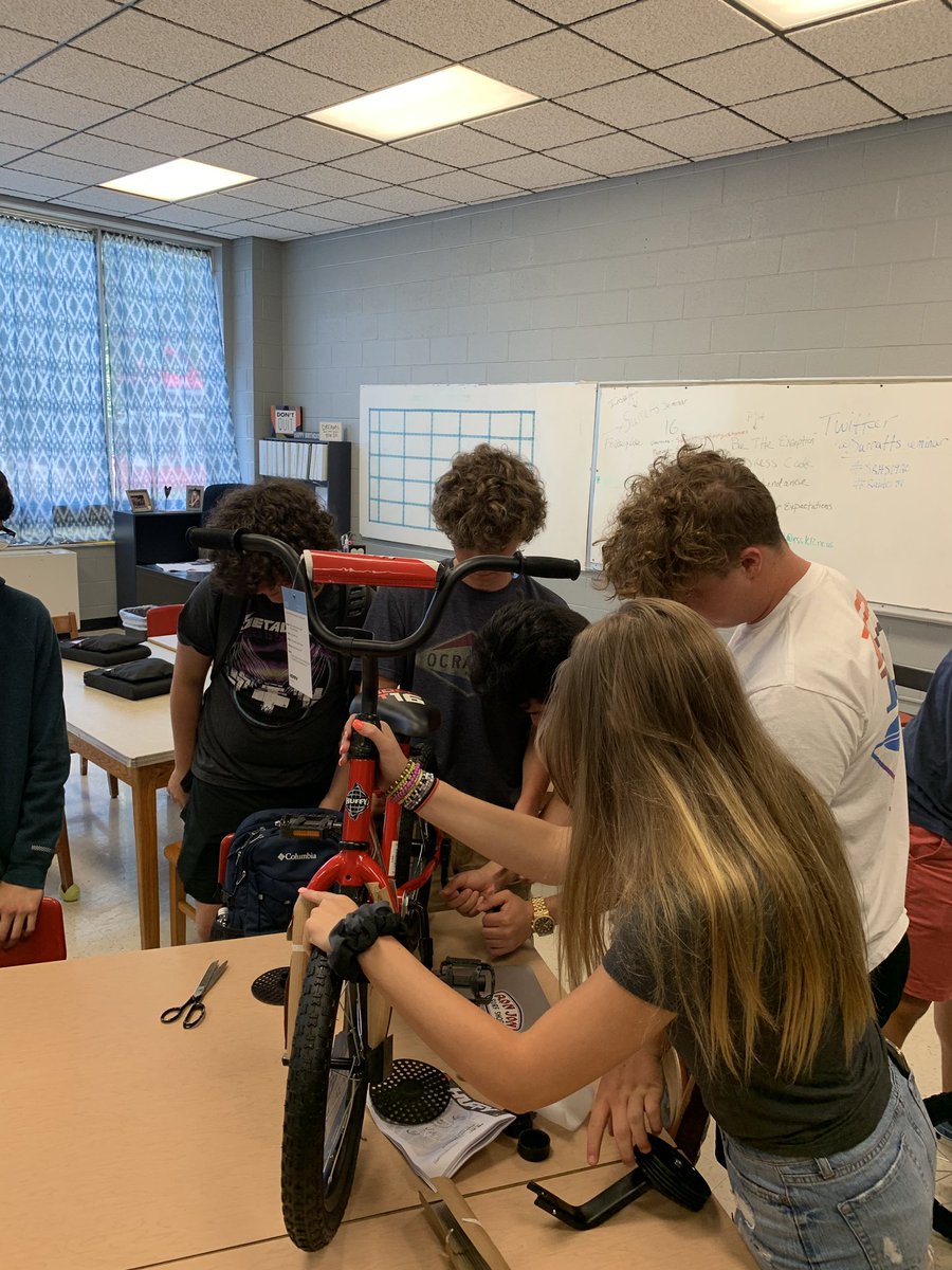 KatrinaStarcher's tweet photo. #comnection #community #srhs #classof2022 @SeminarSurratt https://t.co/IHXk96jOLK