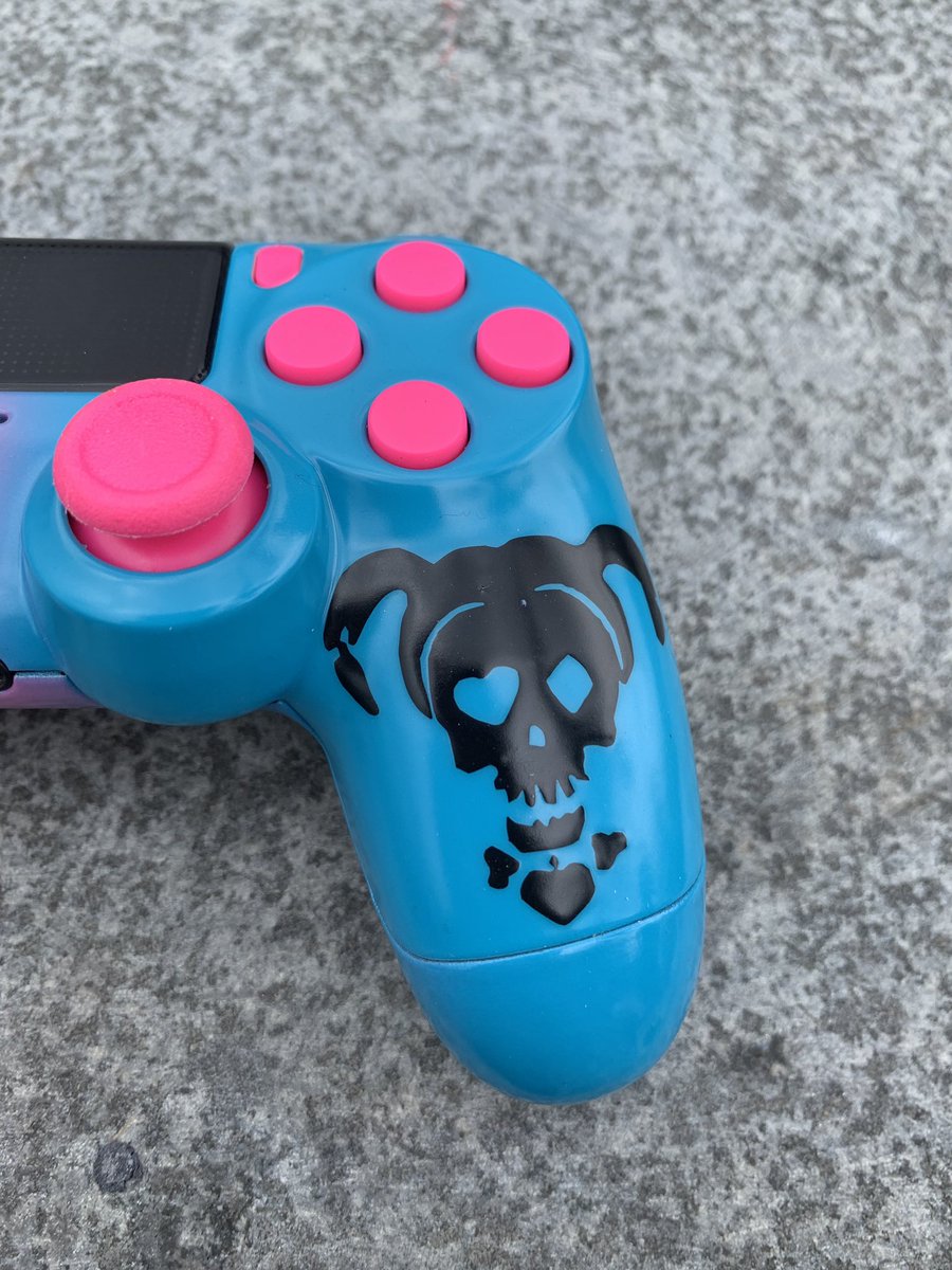 Coreyscm's tweet photo. Custom Harley Quinn PS4 controller I’ve not so long done‼️ What do people think to it❓#custom #customise #customcontroller #hydrodipping #hydrographics #joker #dc #DCcomics #dcfans #harelyquinn #ps4 #playstation4 #ps4controller https://t.co/tfsuuY3J19