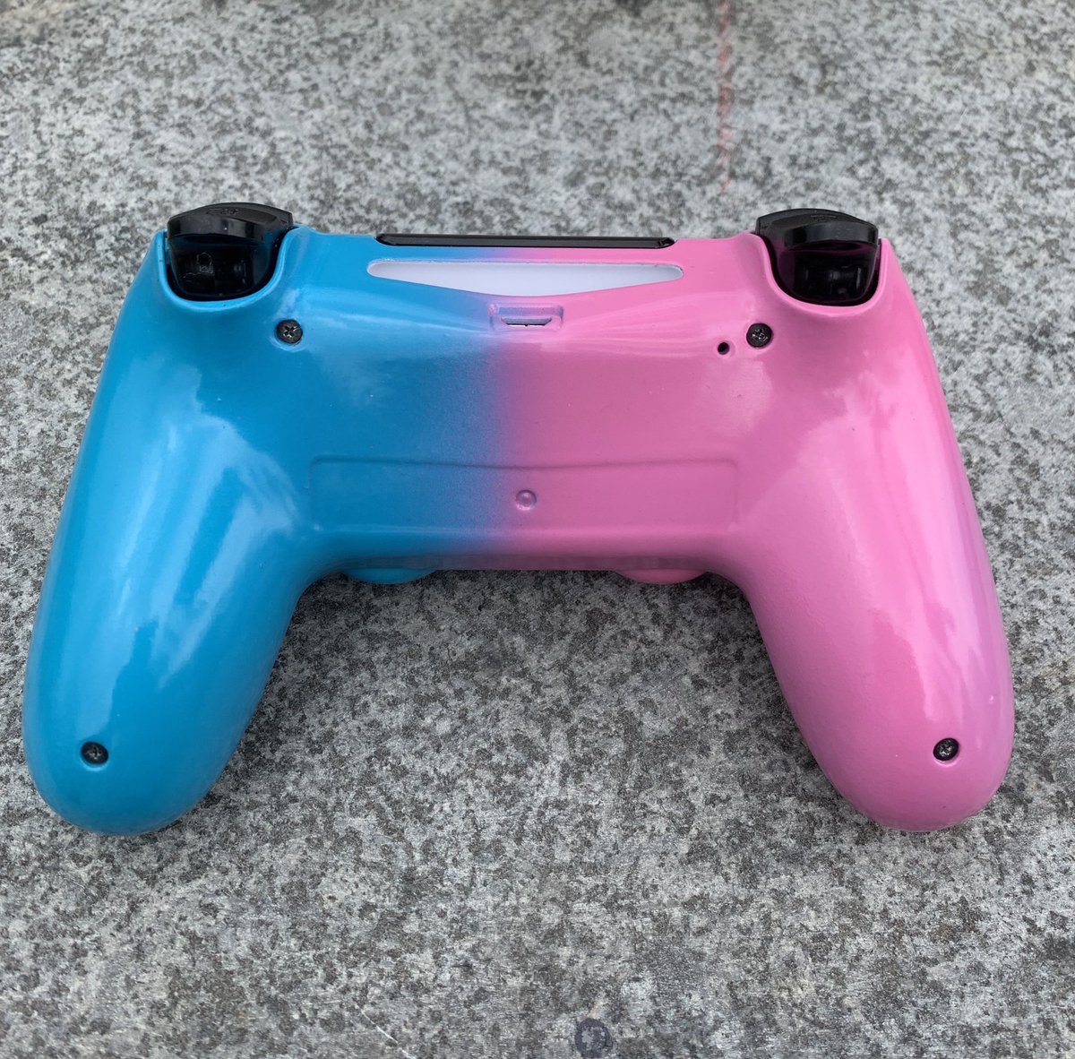 Coreyscm's tweet photo. Custom Harley Quinn PS4 controller I’ve not so long done‼️ What do people think to it❓#custom #customise #customcontroller #hydrodipping #hydrographics #joker #dc #DCcomics #dcfans #harelyquinn #ps4 #playstation4 #ps4controller https://t.co/tfsuuY3J19