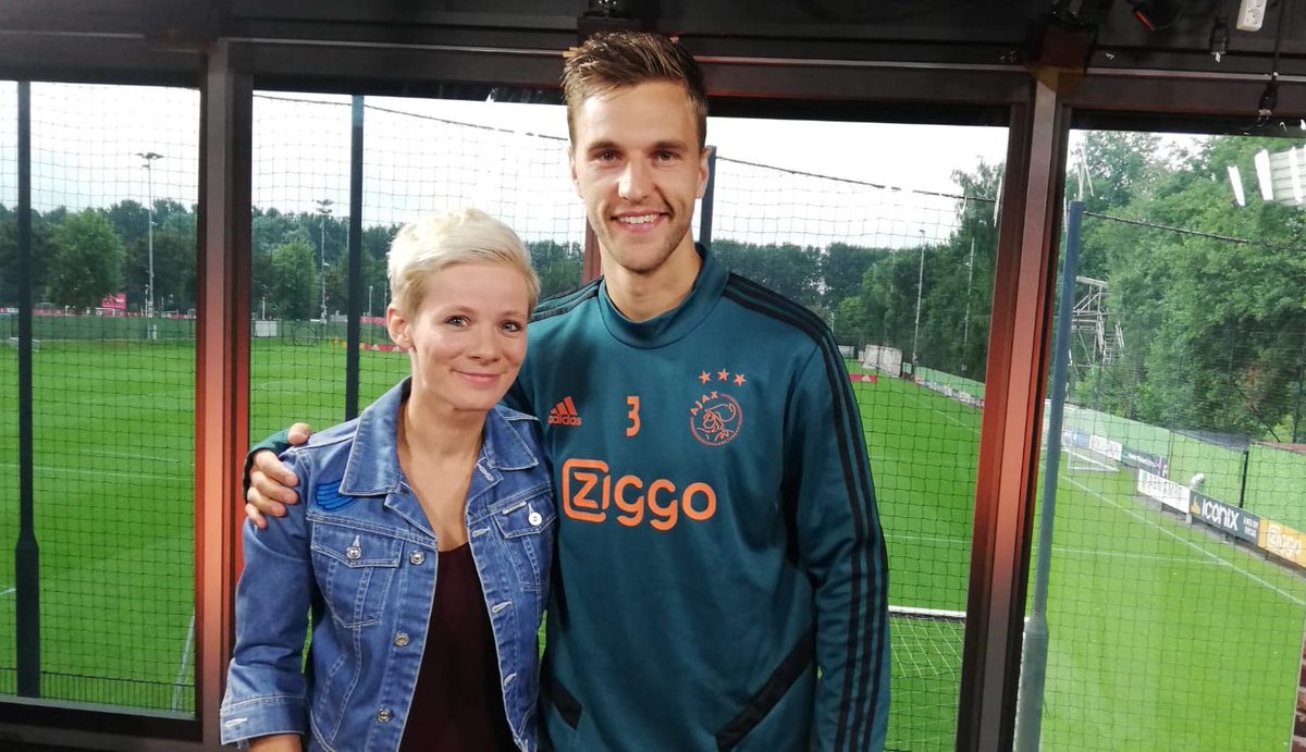 AFCAjax's tweet photo. We zijn live! 🔴
Schakel nu in --> @ZiggoSport

🙋‍♂️ @Joel_Veltman
🙋‍♀️ @MarleenVanOo 

#InsideAjax https://t.co/QhqtmQo2g7