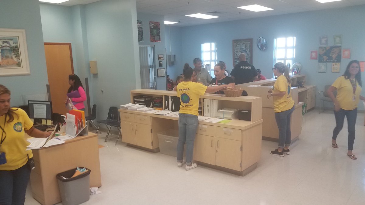 Allyecat74's tweet photo. We are BUSY East campus Panthers todayb at Meet the Teacher! @ShannonStockman @DannyMo87664926 @pbcsd @PalmettoElemWPB #onourwaytoanA https://t.co/UPnuWL4MP4