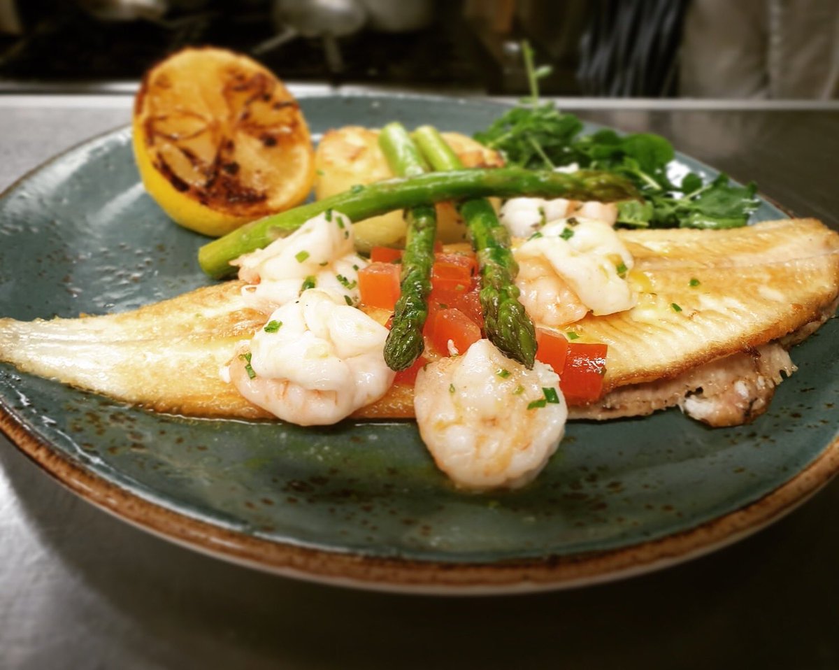 collychef's tweet photo. For tonightโs special, we have our hugely popular pan fried fillet of black sole on the bone with prawns & asparagus ๐ And enjoy 20% off glasses & bottles of Prosecco tonight! What a nice combo ๐๐ผ
#fridayvibes #feelingfishy #prosecco #ragerestaurant #blackrock #dublin #weekend https://t.co/4HiNL8AiOV