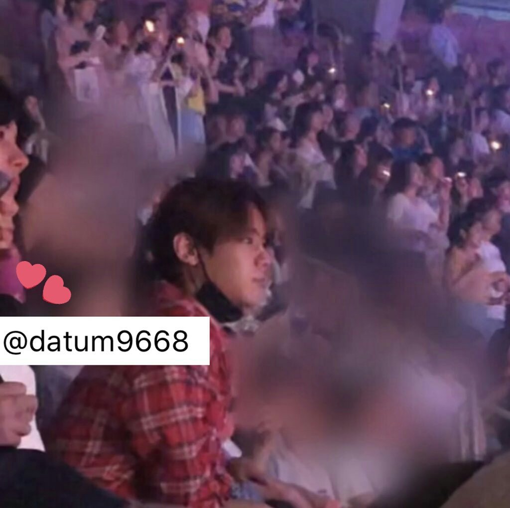 GlobalSeobin's tweet photo. According to an OP, those two guys who was with Yoon Seobin earlier also attemd Day6's concert. Actually, the three of them sit side by side https://t.co/mMY9fNyseb