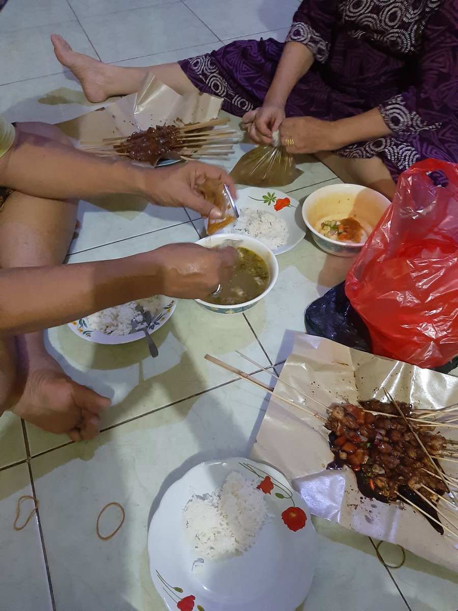 lahlaahnai's tweet photo. Dulu, minimal bgt sminggu sekali tiap papa plang kerja psti minta bawain makanan, atau gua mnta jalan2 sore biar di jajanin...
Skrg masanya udh kebalik πππ
#bapermodeON https://t.co/mynEw0GlJB