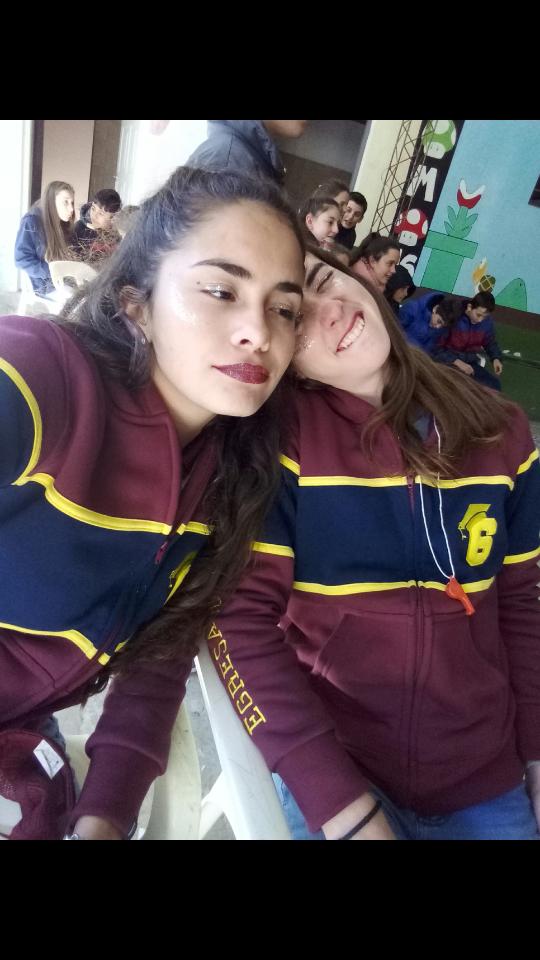 Daiaguet's tweet photo. *Una hora antes* 
te manda que quiere salir y que se va a romper🍻🍻🍻 https://t.co/Cn0jmLa21Z
