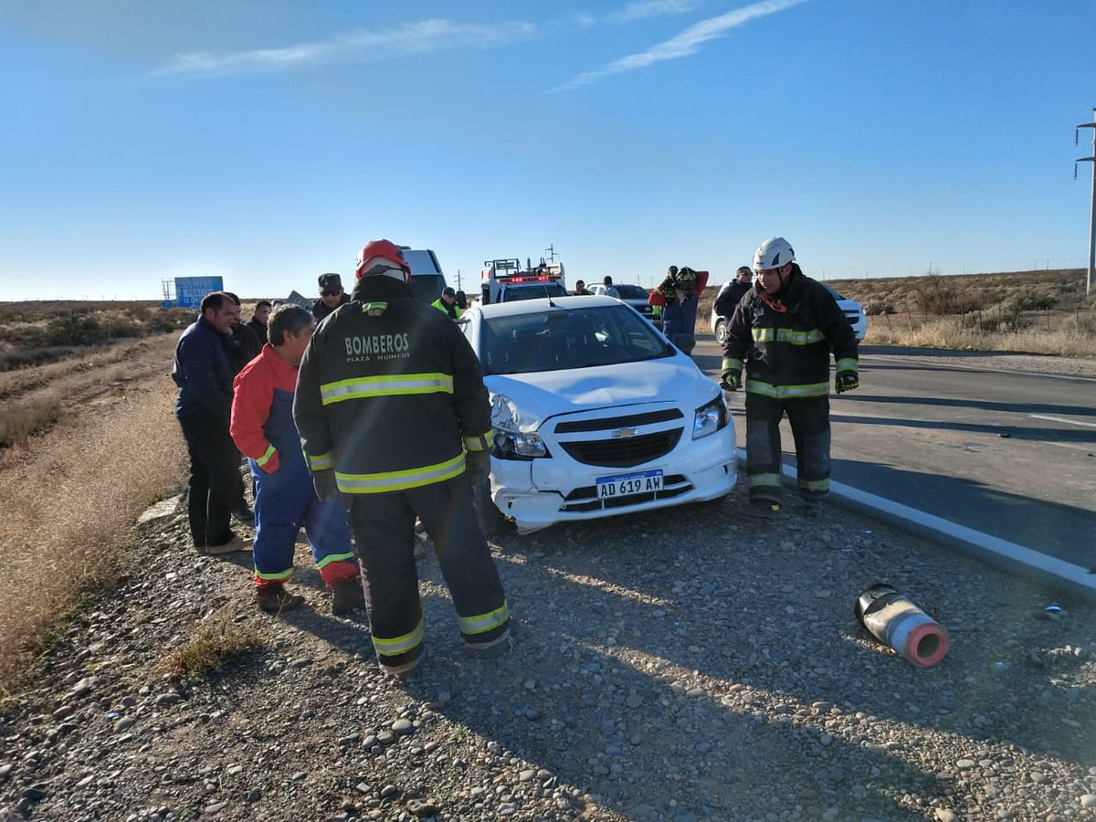 CANAL10ok's tweet photo. #Noticias10 - #Neuquén | Fuerte choque en cadena dejó una persona lesionada. Ocurrió en el km 1300 de #Challaco.
Gentiliza Canal 8 #PlazaHuincul https://t.co/7bDDkkXqCd