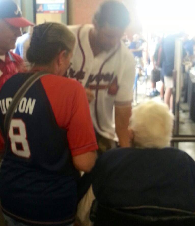 DebraWalker1958's tweet photo. @FOXSportsSouth  5 years ago Ryan Klesko was signing autographs at a @Braves event at the stadium.  My dad couldn't get to the table in his wheelchair.  Ryan got up and came over to him to sign his baseball cards.  What a great guy.  Love seeing him on @FOXSportsSouth! https://t.co/KByJijWOGt