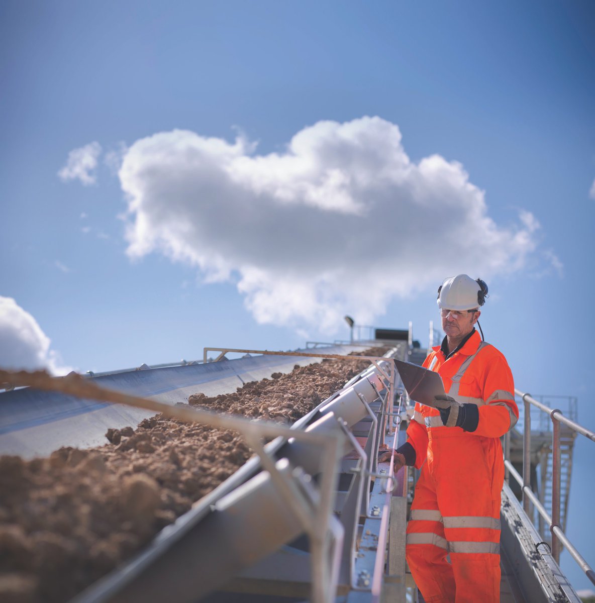 Conti_Industry's tweet image. Things were better in the past!? Not quite true. At least when it comes to monitoring our #conveyorbelt systems. While in the past our belts were subjectively controlled by an employee, today, our belt #monitoringsystems take over this job more objectively.