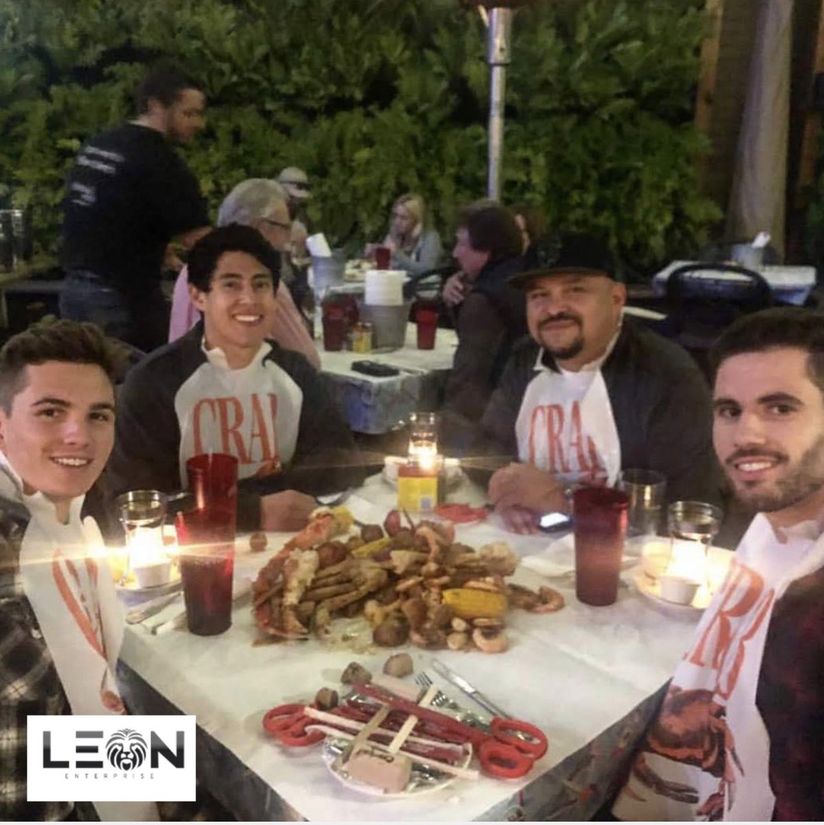 Leon_Enterprise's tweet photo. It’s Friday! Think we need another seafood team night🦞! Don’t you think? #teamnight https://t.co/7INUxOVvyc