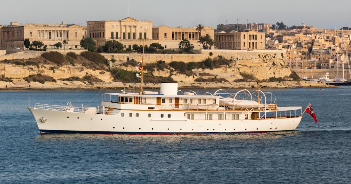 The carpenters door is always broken…
So says Guy Oliver, owner of the well-known #InteriorDesign firm <a href="/Oliver_Laws/">Guy Oliver</a>.

Their work mixes the periods, blends the old with the new and responds to the whims and needs of it’s clients 👌🏼

buff.ly/2GRHPch.

#Interiors #Design