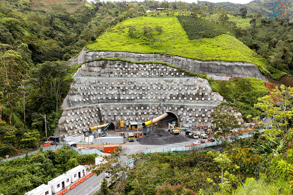 tuneldeltoyo's tweet photo. Los proyectos deben compensar a las comunidades vecinas y la Vía Sustitutiva es prueba de ello. Es un camino que pasa sobre el #PortalSalida del Túnel Guillermo Gaviria Echeverri y se construyó para las veredas Juan Gómez, Ciriguán, El Madero, Macanal y Buenos Aires (Cañasgordas) https://t.co/rpVoO3Mqhi