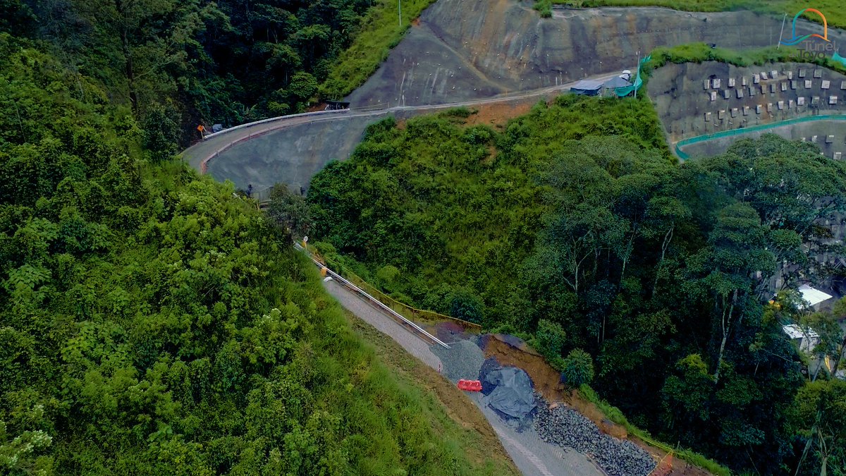 tuneldeltoyo's tweet photo. Los proyectos deben compensar a las comunidades vecinas y la Vía Sustitutiva es prueba de ello. Es un camino que pasa sobre el #PortalSalida del Túnel Guillermo Gaviria Echeverri y se construyó para las veredas Juan Gómez, Ciriguán, El Madero, Macanal y Buenos Aires (Cañasgordas) https://t.co/rpVoO3Mqhi