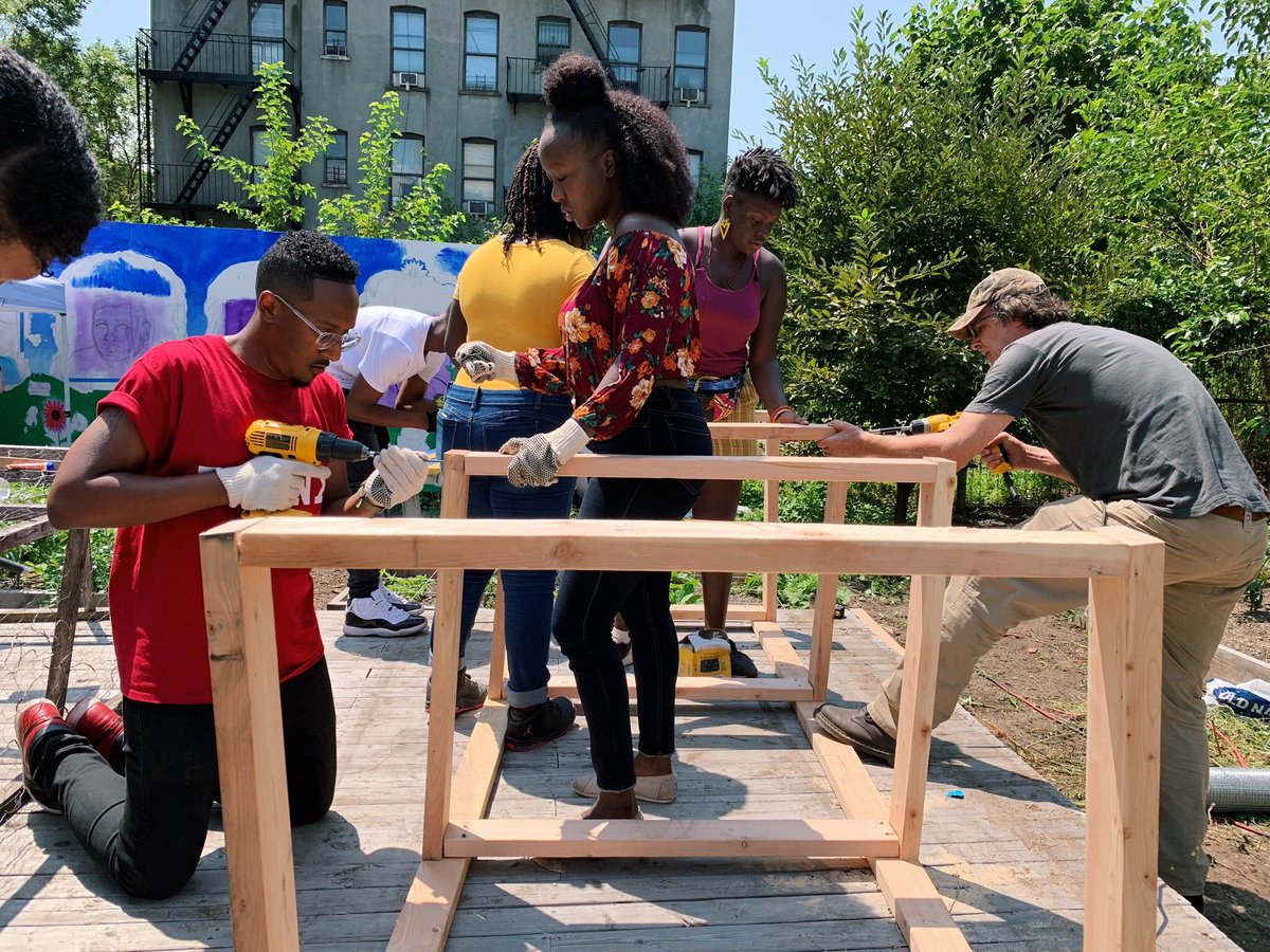 Dream_Yard's tweet photo. #fbf Beautifying #RainbowGarden with #interns from @heretoherebx and our #corporate #volunteers from #RedePartners!
Peep the photos to see moments from this awesome #ServiceDay and all of the folks that made it happen!
#Bronx #BronxYouth #CommunityService https://t.co/n9zeDQtUZM