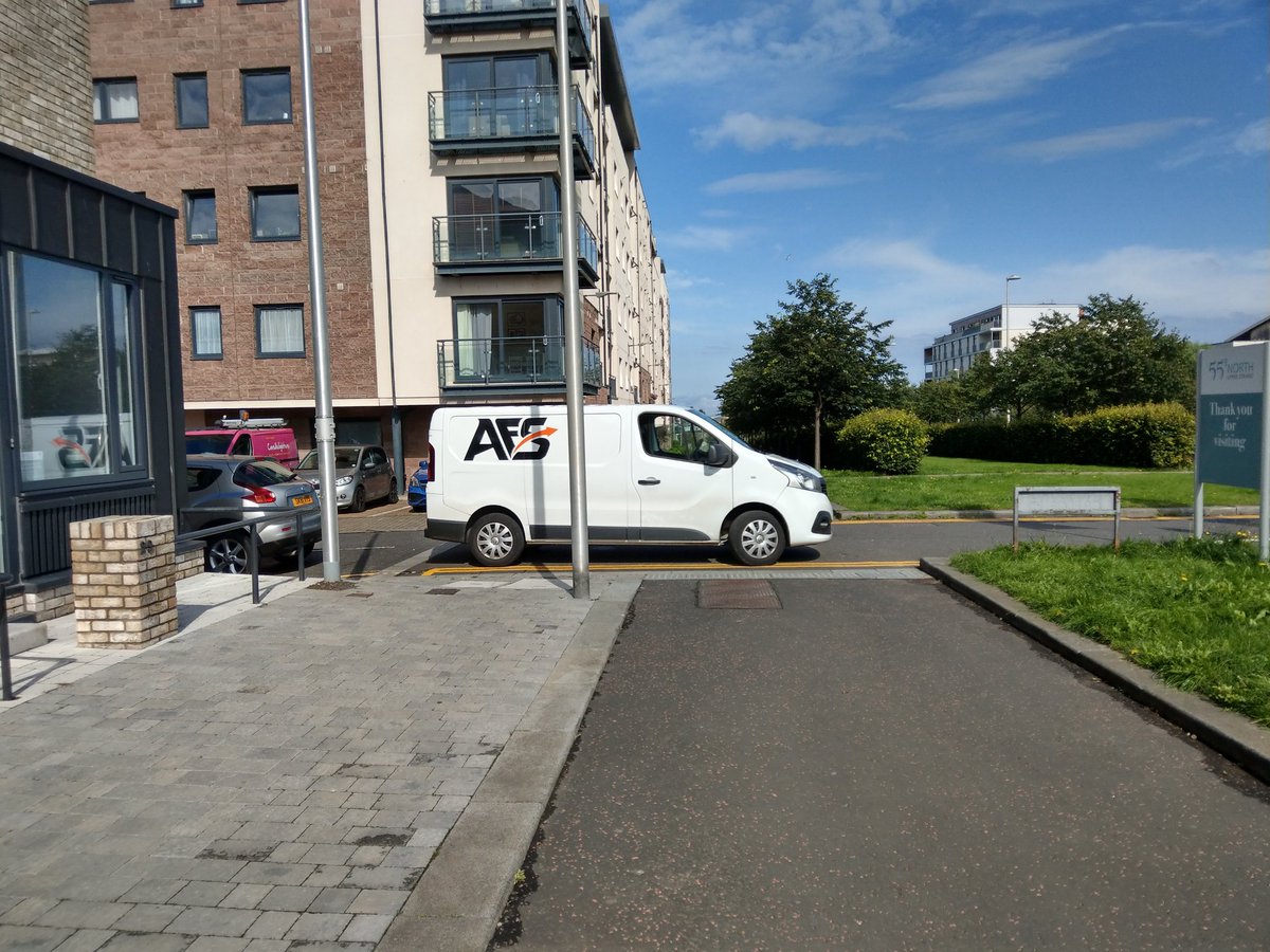 M_Hartl's tweet image. #CyclePaths are not parking spaces @afs_logistics #CyclingInEdinburgh