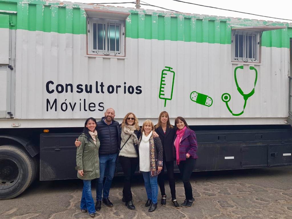 DPPOenSALUD's tweet photo. .@docterlizzi y @gabymilano67 junto a la Secretaria de Salud de #TresDeFebero, Maria Cecilia Pampuro,   participaron de un nuevo operativo de vacunación en el barrio de Remedios de Escalada. https://t.co/RaBo7AQFGR