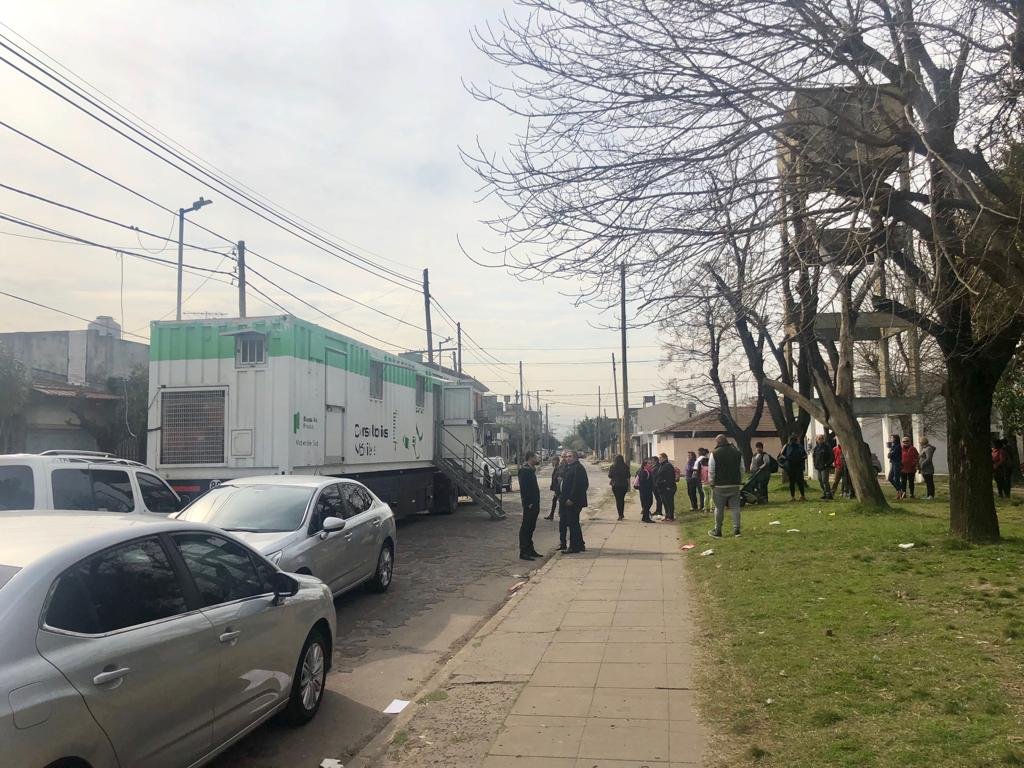 DPPOenSALUD's tweet photo. .@docterlizzi y @gabymilano67 junto a la Secretaria de Salud de #TresDeFebero, Maria Cecilia Pampuro,   participaron de un nuevo operativo de vacunación en el barrio de Remedios de Escalada. https://t.co/RaBo7AQFGR