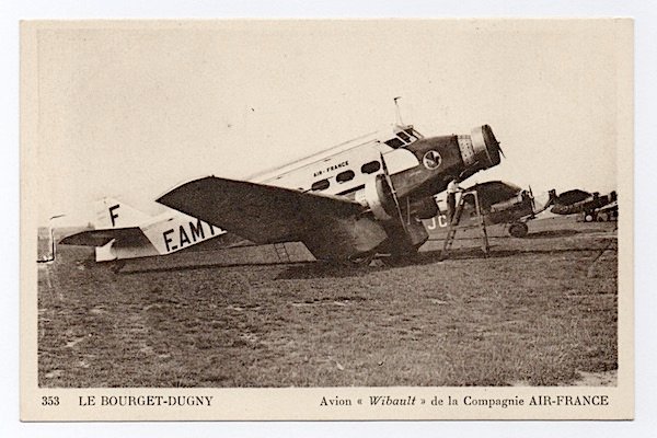 laurentalbaret's tweet photo. [#patrimoine] 1934 • Carte postale. Trimoteur Wibault 283T immatriculé F-AMYE « L'Intrigant » aux couleurs @AirFranceFR posé au Bourget. Construit en dix exemplaires pour #AirFrance © coll. personnelle #LeBourget2019 #100ansMAE #100ansAero https://t.co/OlAQxpCJC3