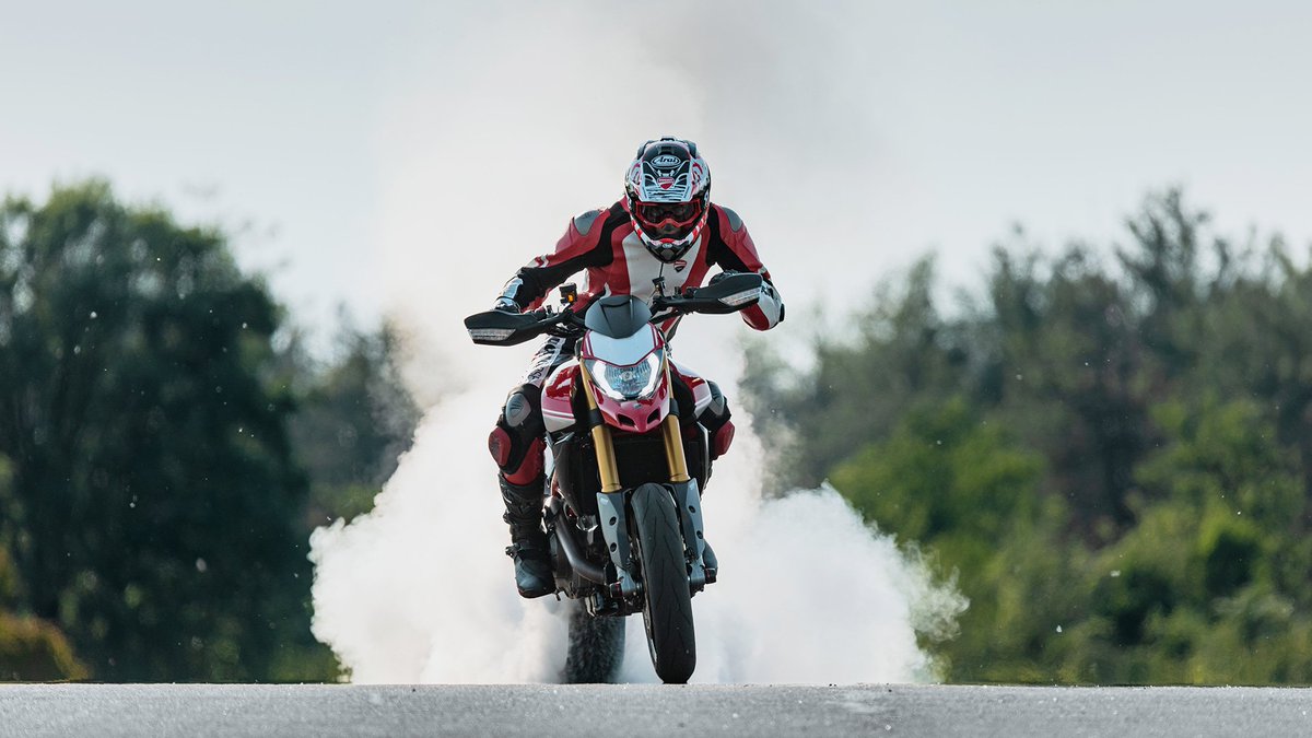 DucatiMotor's tweet photo. Equipped with a revised version of the 937 cu cm twin-cylinder Ducati Testastretta 11°, the new Hypermotard 950 outputs 4 more horsepower than its predecessor, achieving 114 hp at 9,000 rpm. Performances and adrenaline have no end, just beginning: https://t.co/2wsYzcYP4I https://t.co/ixhECTj4ca