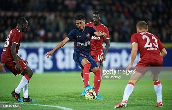 PortalEvander's tweet photo. O Midtjylland estreou na League Europa UEFA nesta quinta (8). O clube dinamarquês perdeu em seus domínios por 4 a 2 para o Rangers da Escócia e buscará na próxima rodada sua primeira vitória na competição atuando fora de casa. O meia Evander atuou os 90 minutos https://t.co/WU8uXJSHtv