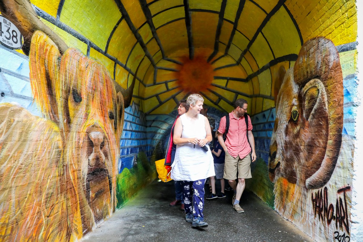 UnileverUKI's tweet photo. Pleased we could join forces with @SembleUK & @valeparkfriends, through our @UkCif cleaning brand’s Hello Beautiful Neighbourhood Project. 30 volunteers cleaned the Vale Park tunnel & @HarpoArt painted a beautiful mural #CifHelloBeautiful https://t.co/JYJUcrDtlJ https://t.co/RacuxeXeDI