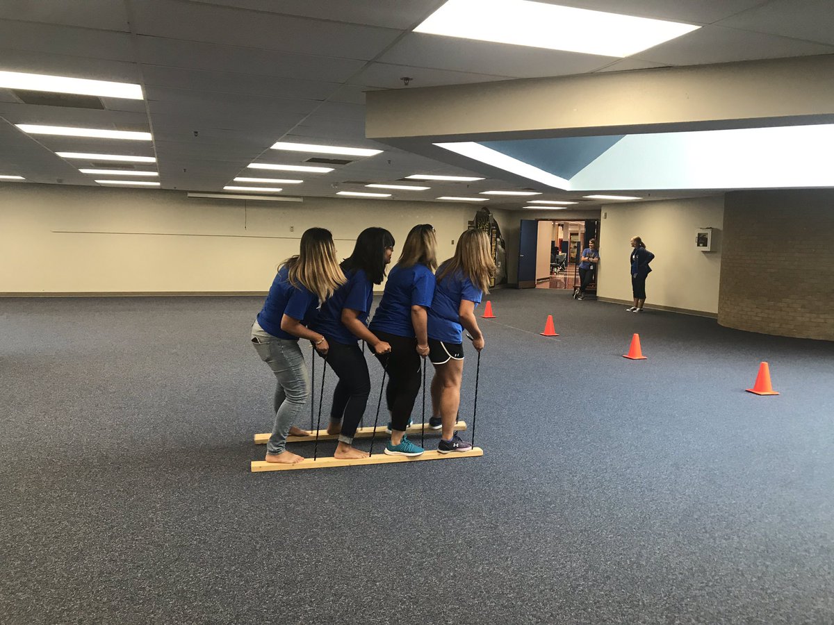 MrsZuhailRodz's tweet photo. Team building activity!  
¡Team 5 echándole ganas!
#empoweringbearsLIB @wsisdschools
@Liberty_WSISD https://t.co/DWoRW5yxeP