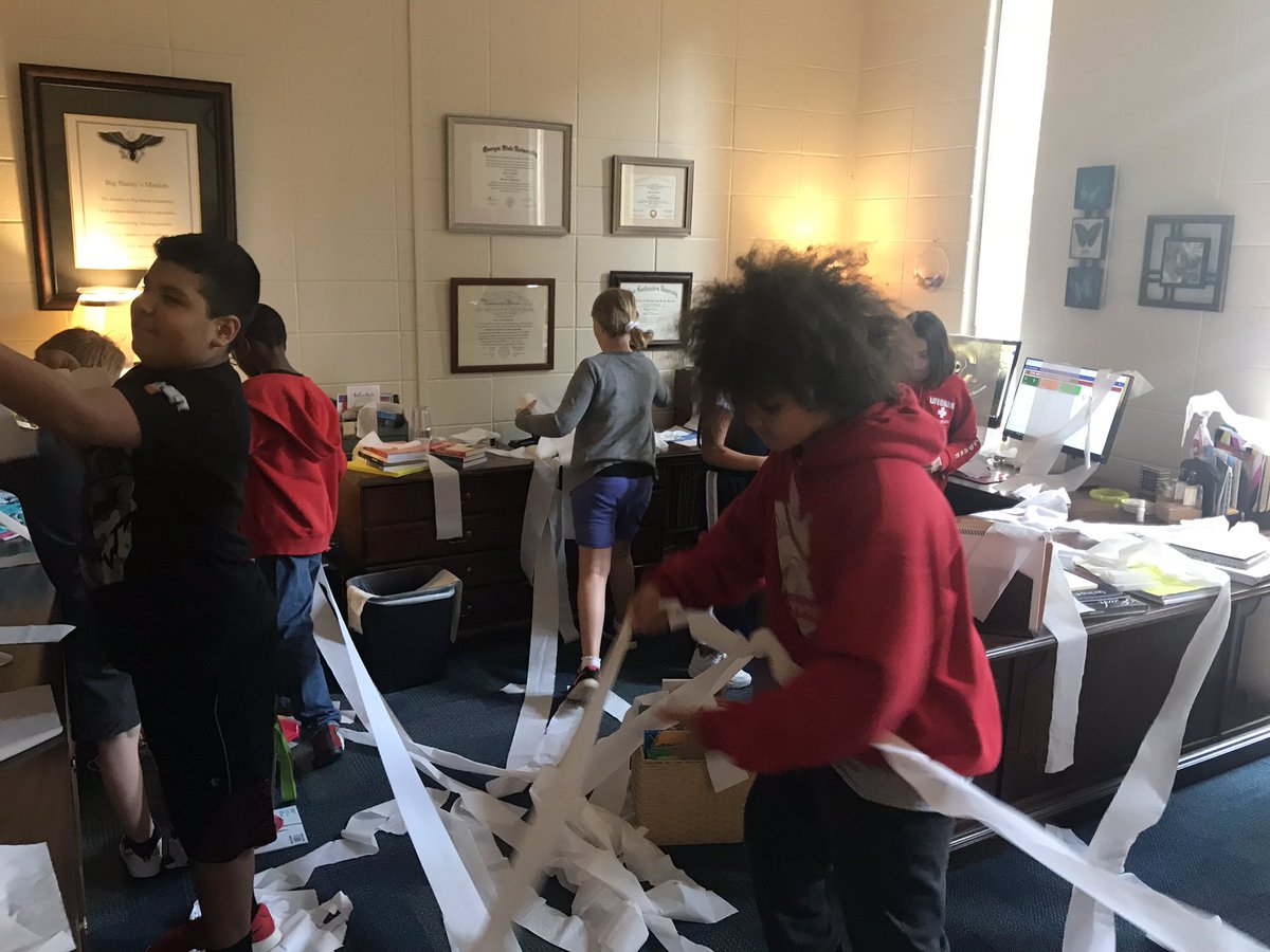 learly12's tweet image. When your class wins the Boosterthon challenge and they get to TP the principal’s office!! 😳😳 @PrincipalDrK @Eagles_BSI @Boosterthon #HappyatBSI