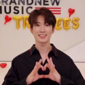 victonT_T's tweet photo. hello im going 2 move to a smaller acc!! like this if u wanna be moots there <3 https://t.co/JPM4XqbDqE