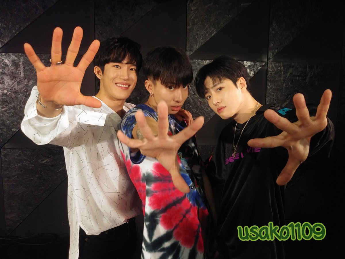 usako119's tweet photo. 20190809 #BIGSTAR サヨナラFUNMEETING 2部 団体写真
ビクスタポーズをお願いしました🌟
イケめ過ぎてる…😳💕

ソンハクのいるビクスタを初めて見たんだけど…最高すぎた🤣
レファンが帰ってきたら会える機会を作って下さい‼️お願いします😭✨
絶対4人に会いたい‼️😤
#빅스타 #필독 #성학 #주드 #래환 https://t.co/hKaNlN1wqD