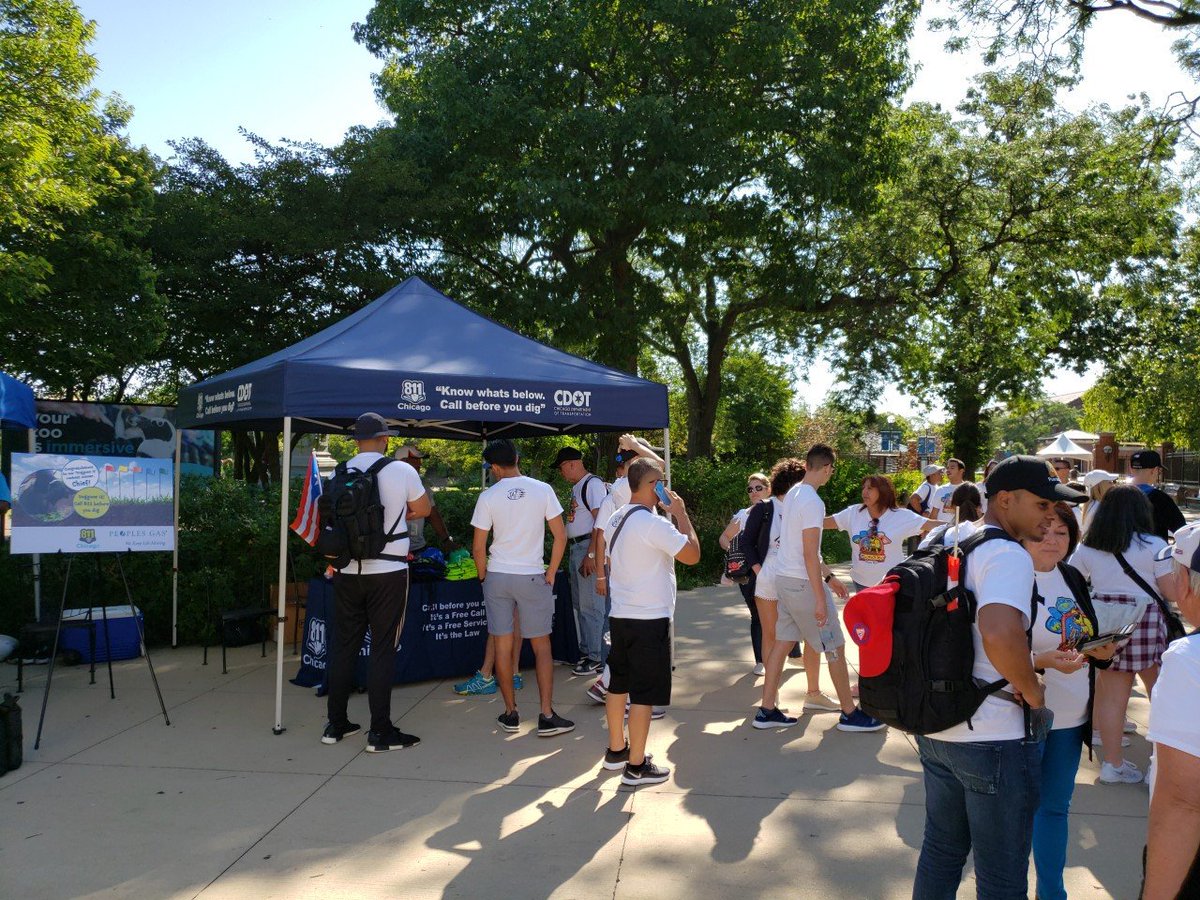 ChicagoDOT's tweet photo. Happy #811day ! It's a great day to be at @lincolnparkzoo with @PeoplesGasCHI 
spreading the word about the importance of "knowing what's below" and #call811 BEFORE YOU DIG! Think of #safetyfirst https://t.co/rQwah070DG