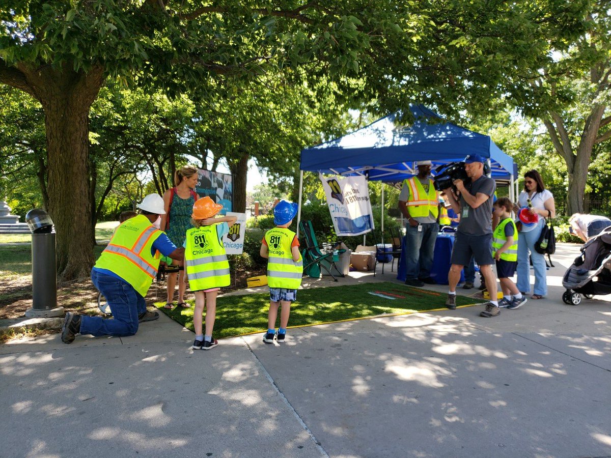 ChicagoDOT's tweet photo. Happy #811day ! It's a great day to be at @lincolnparkzoo with @PeoplesGasCHI 
spreading the word about the importance of "knowing what's below" and #call811 BEFORE YOU DIG! Think of #safetyfirst https://t.co/rQwah070DG