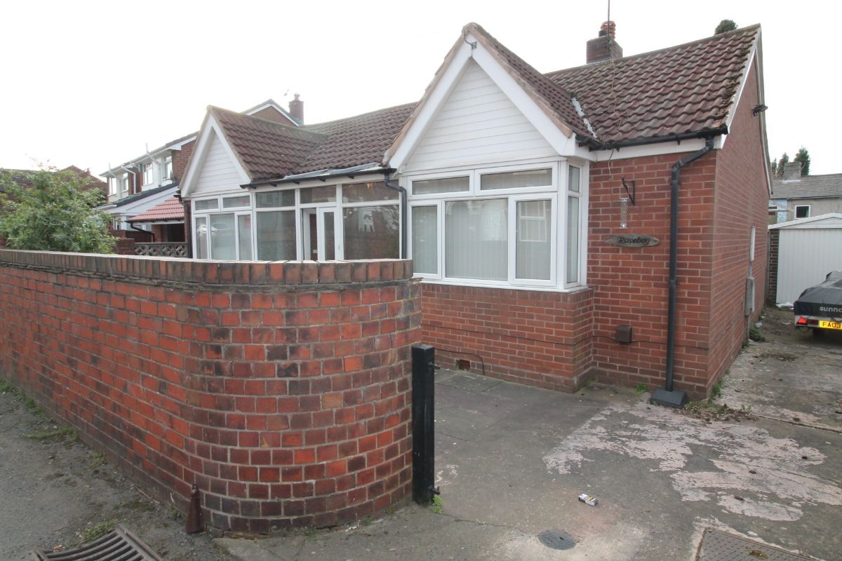 TACAuctionsWM's tweet photo. GOING TO AUCTION  🔑

This 2 bedroom detached Bungalow on Lincoln Road in #Telford, #Shropshire will be on auction this month🏡 With open-plan living area and kitchen, this property is an excellent opportunity to acquire! See all images here: https://t.co/M7BKz0qGe2 https://t.co/bdWd86hWqO