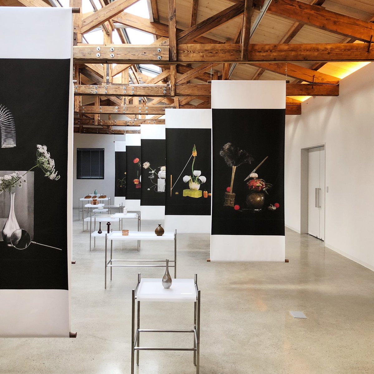 늘 그래왔지만 이번에는 유독 많은 사람들의 도움을 받았습니다. 혹시나 부담이 될까 싶어 한 분 한 분께 직접 연락드리지 못했지만 전시 기간 내 언제라도 보러 와주신다면 큰 힘과 기쁨이 될 것입니다. 전시 <변화구성 varying texture> 8.9 - 8.25 성동구 왕십리로 82-20. 월요일은 쉽니다.