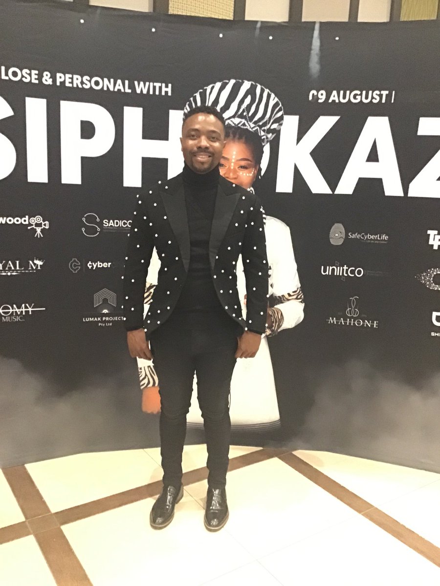 UpCloseandPers6's tweet photo. #IYENZEKA our host for tonight @LeHong ready “Up close and personal with Siphokazi” https://t.co/k98o7o9ZOx