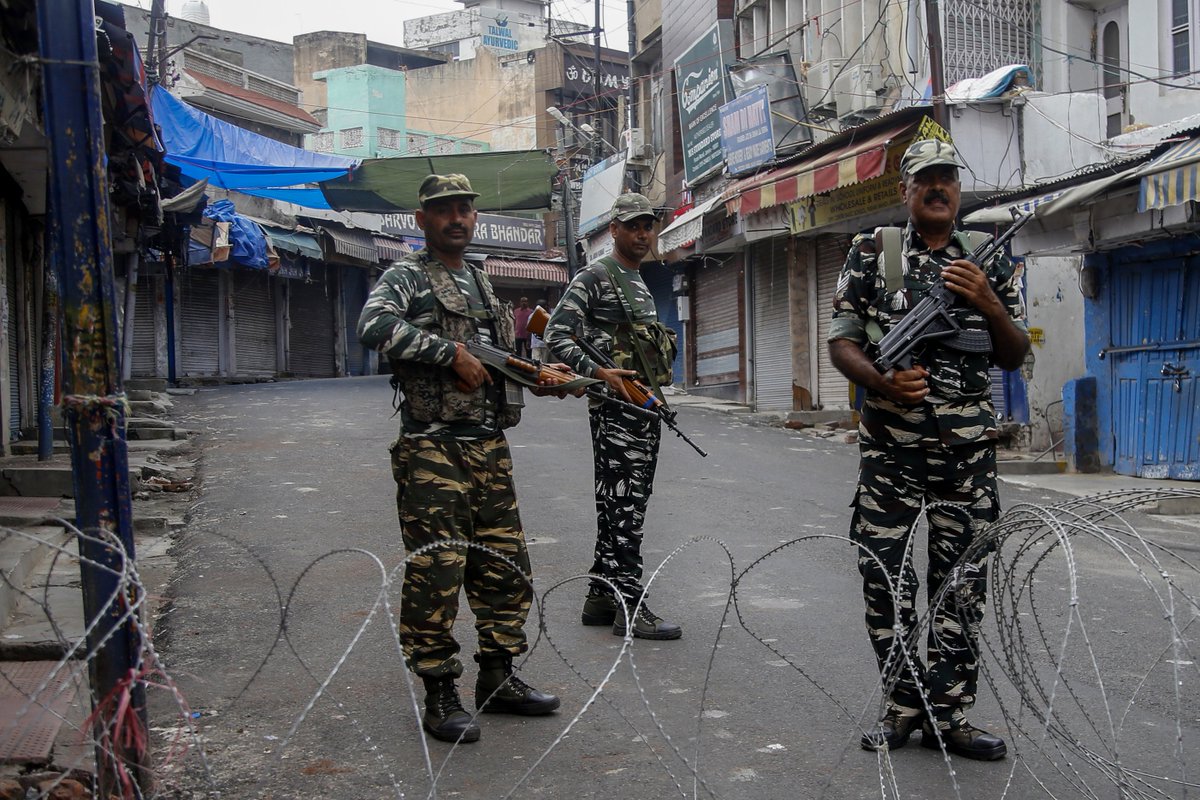 ajplus's tweet photo. India eased the curfew in India-administered Kashmir so people could attend Friday prayers.

The Muslim-majority area has been on lockdown for 5 days:

▪️ Phones + internet are blocked
▪️ 300+ people are detained
▪️ 50+ protesters hit with pellet guns, reports say https://t.co/k4TOsI8h77