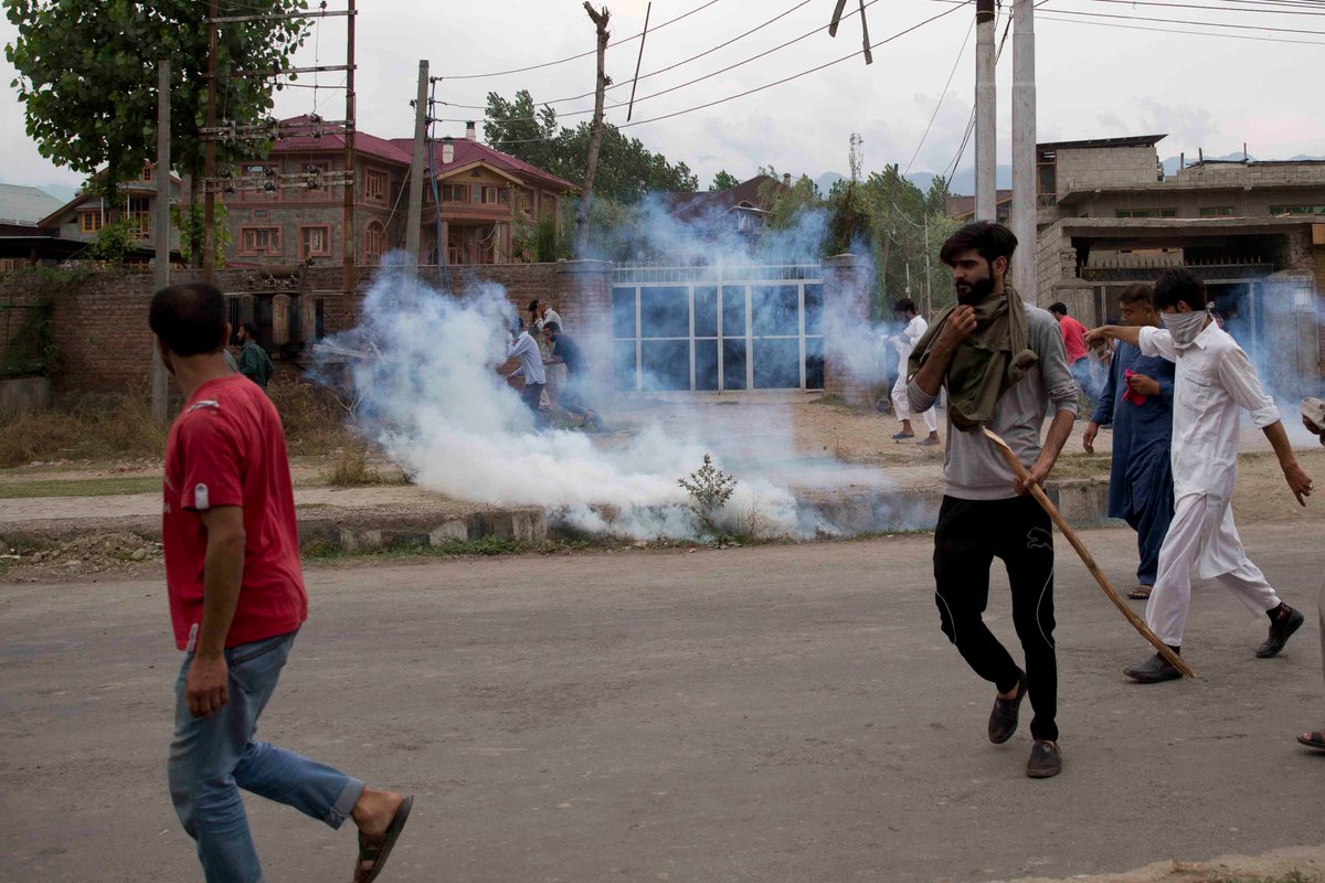 ajplus's tweet photo. India eased the curfew in India-administered Kashmir so people could attend Friday prayers.

The Muslim-majority area has been on lockdown for 5 days:

▪️ Phones + internet are blocked
▪️ 300+ people are detained
▪️ 50+ protesters hit with pellet guns, reports say https://t.co/k4TOsI8h77