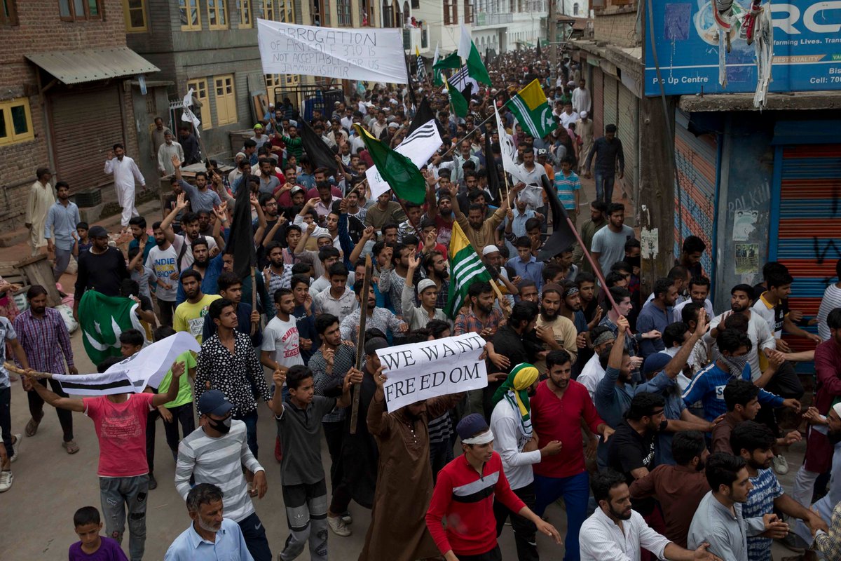 ajplus's tweet photo. India eased the curfew in India-administered Kashmir so people could attend Friday prayers.

The Muslim-majority area has been on lockdown for 5 days:

▪️ Phones + internet are blocked
▪️ 300+ people are detained
▪️ 50+ protesters hit with pellet guns, reports say https://t.co/k4TOsI8h77
