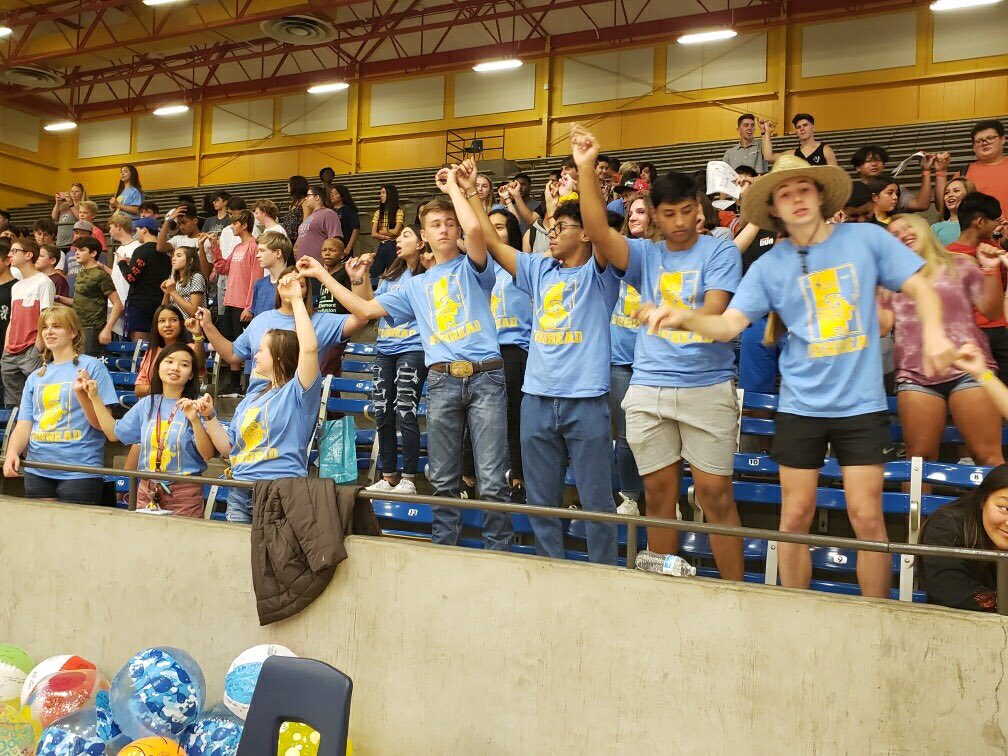 Bosfishtalk's tweet photo. Can’t hide that Pioneer pride!!! Fish Heads locking pinkies during our school song. #Bos360 https://t.co/3FnHbyGoAu