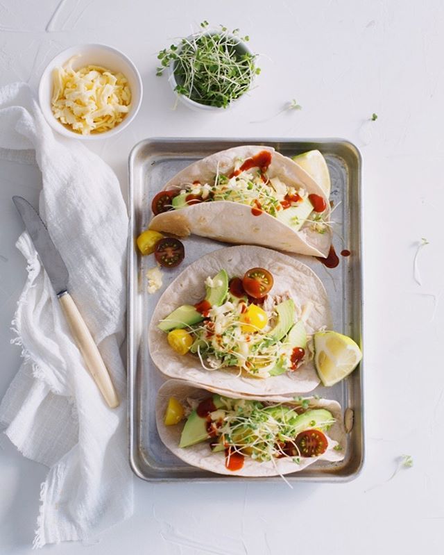 Viernes tacos 🌮 Trato de hacer cosas más entretenidas los viernes para que Martín se acostumbre de a poco a qué hay variedad de comidas ✨ Hoy día prepare estos tacos deliciosos con pollo desmenuzado, palta, tomates cherry, @quesoselroble y @microgree… ift.tt/2ZLr7T5