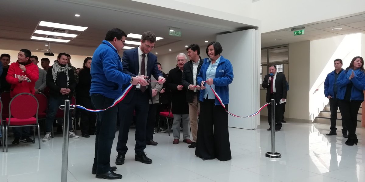 SenceChile's tweet photo. #CapacitaciónSence DN @jmsantacruz_ participa en inauguración de los cursos de estructura metálica, carpintería y terminaciones en @FUCAP_. "Sence se está reinventando y modernizando, pero necesitamos que todos los actores también nos acompañen en este proceso". #ChileenMarcha https://t.co/q3J8iTG7oX