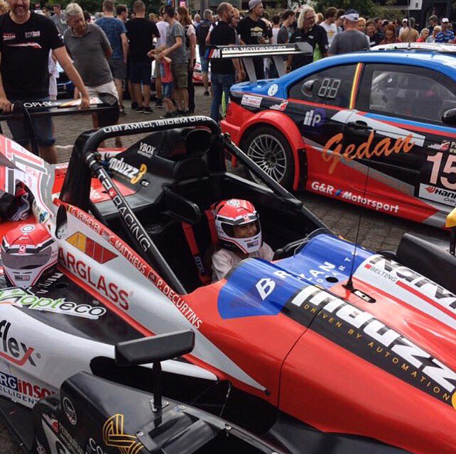 Pop_upmarketing's tweet photo. Safety first 🔥#paperhelmet #belcar #motorsport #motorsportfans #innovation #promotionalproducts #sportsmarketing #hype #fanengagement #dtm https://t.co/2KS4thUfeC