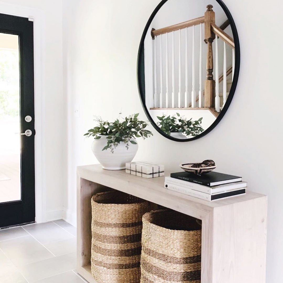 pulosdesigns's tweet photo. Happy #weekend. 🎉 There is just something extra sweet about arriving home on a #Friday isn't there? I saw this entryway from @thesimplystyledhome on @lindsay_hill_interiors page and loved the contrast and natural elements. Make it a great weekend guys! 🖤 #WeekendFeels #TGIF https://t.co/nFtujeFEUm