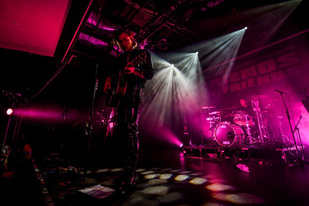 ashtonupdating's tweet photo. HQ: @Ashton5SOS and @Luke5SOS on stage back at the Sydney Friends of Friends show | 📸: Ashley Mar #FOFSYDNEY https://t.co/2IiENXHmZp