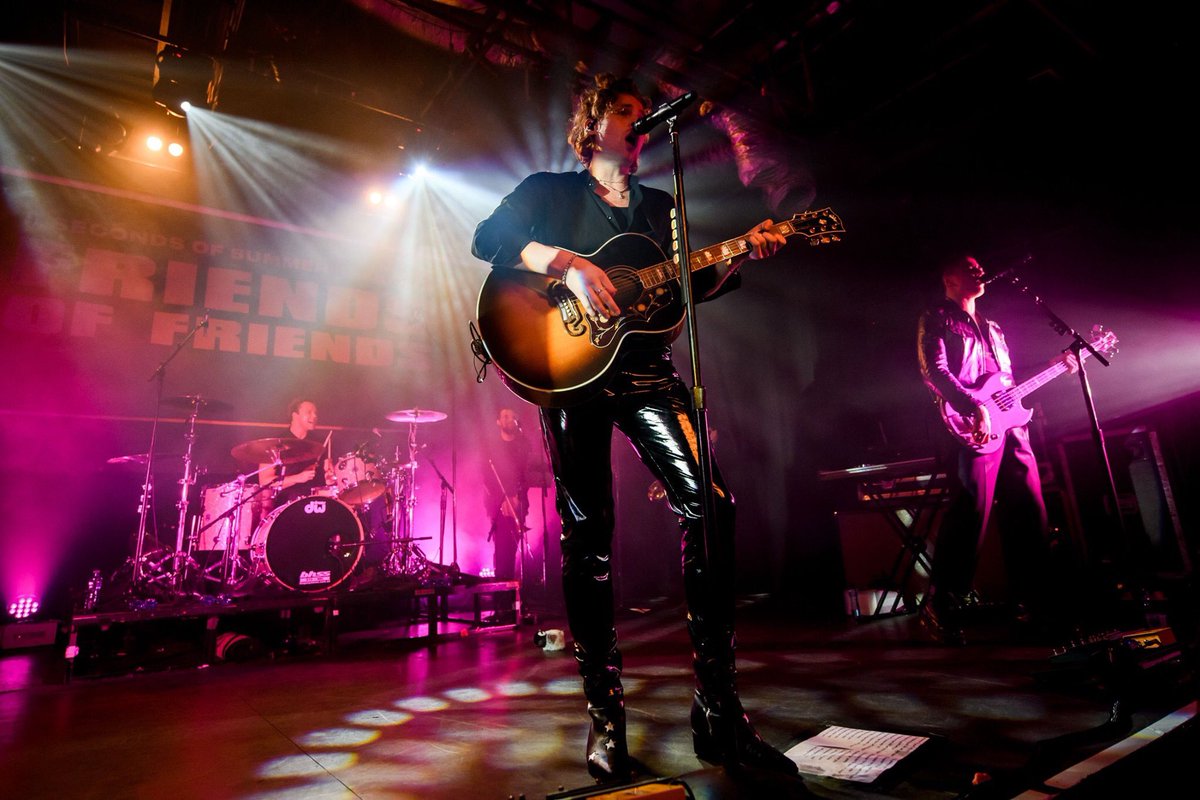 ashtonupdating's tweet photo. HQ: @Ashton5SOS and @Luke5SOS on stage back at the Sydney Friends of Friends show | 📸: Ashley Mar #FOFSYDNEY https://t.co/2IiENXHmZp