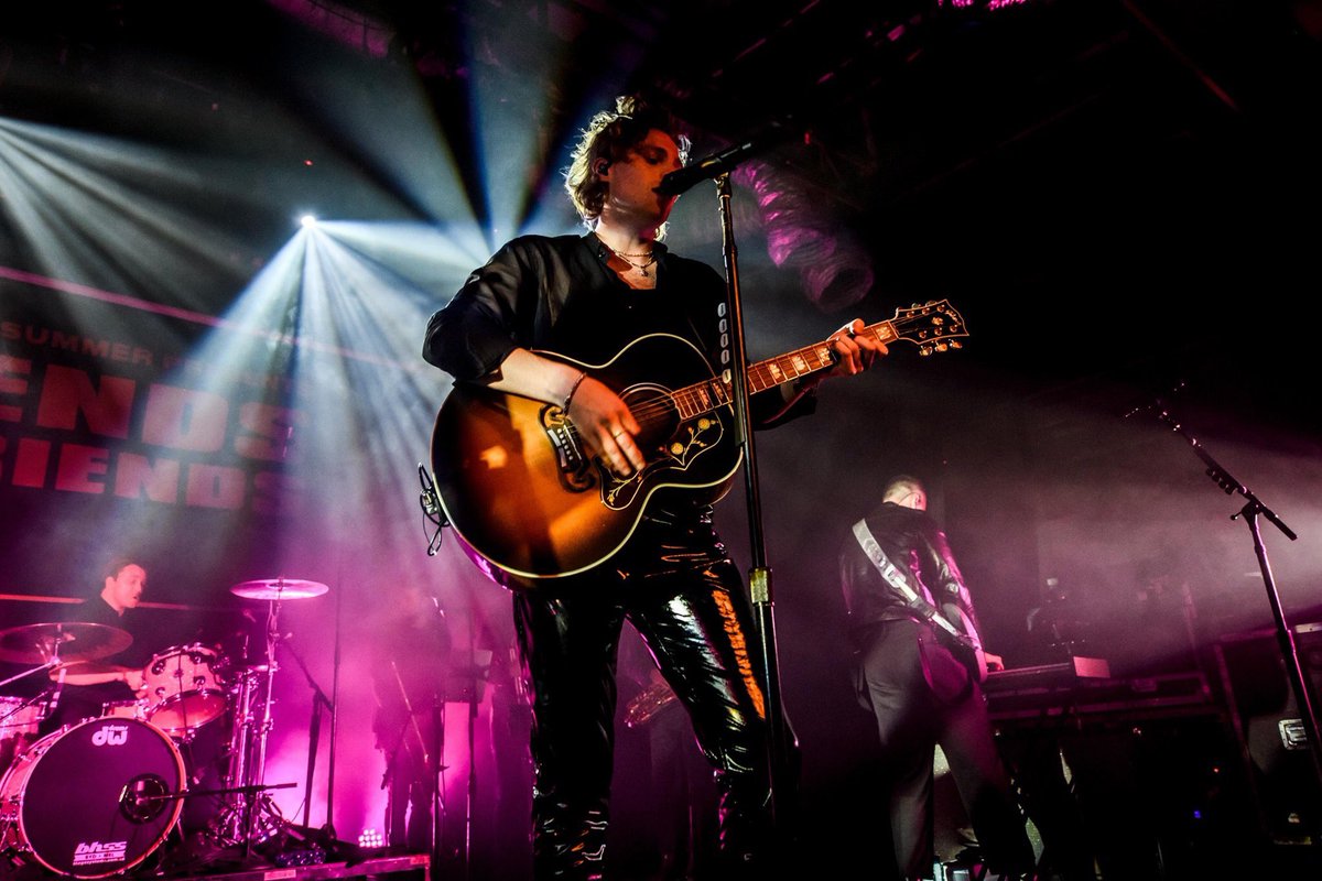 ashtonupdating's tweet photo. HQ: @Ashton5SOS and @Luke5SOS on stage back at the Sydney Friends of Friends show | 📸: Ashley Mar #FOFSYDNEY https://t.co/2IiENXHmZp